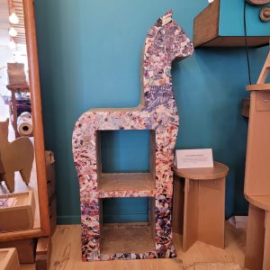 Étagère et tabouret haut ‘girafe’ en carton recyclé (Promo !)