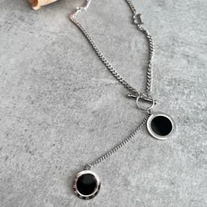 Collier LUCIE pendentif noir chiffres romains