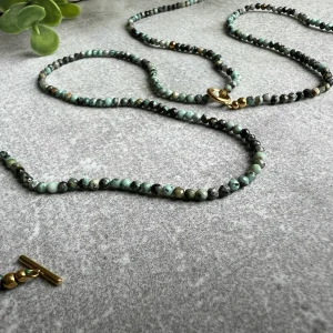 Collier LA DIGUE fines perles vertes, style bohème plongeant