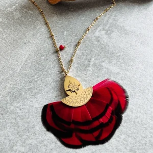 Collier KRISTIN plumes rouges bordeaux bordures noires.