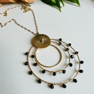 Collier BERTHE pendentif anneaux décorés de perles noires.