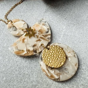 Collier ARIANA pendentif résine beige