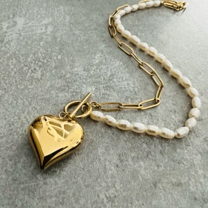 Collier asymétrique VICTORINE cœur et chaîne dorés perles blanches