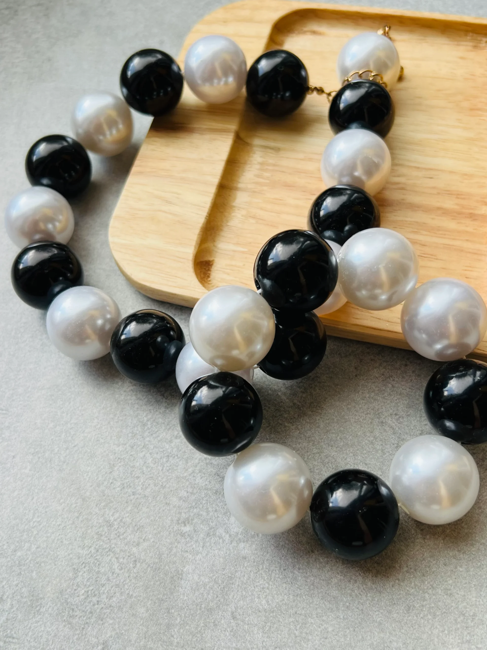 Parure BRITTANY perles noires et blanches