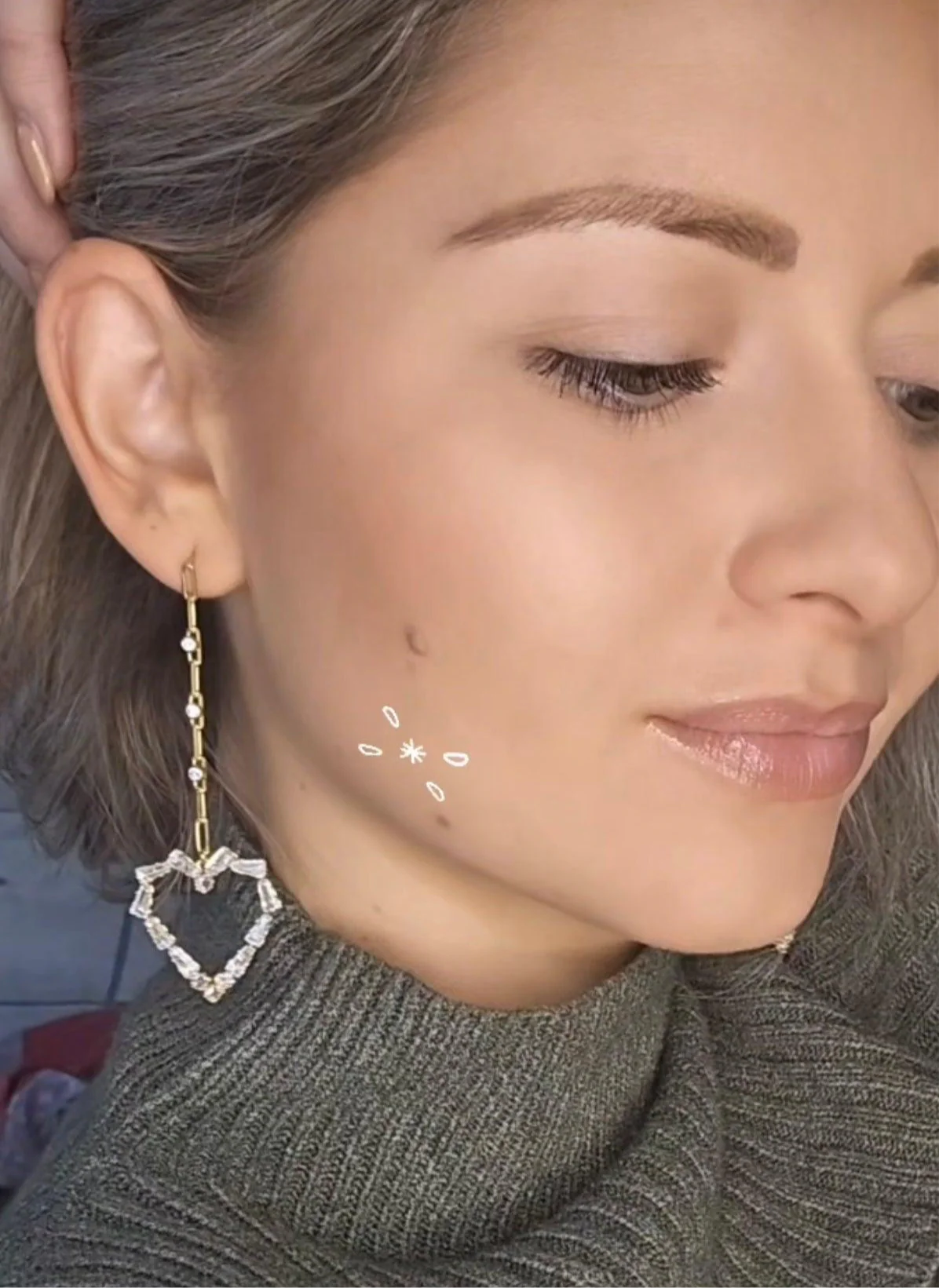 Boucles d’oreilles pendantes MERYLE cœurs strass – Image 6