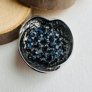 Broche BETTINA style classique strass bleu marine