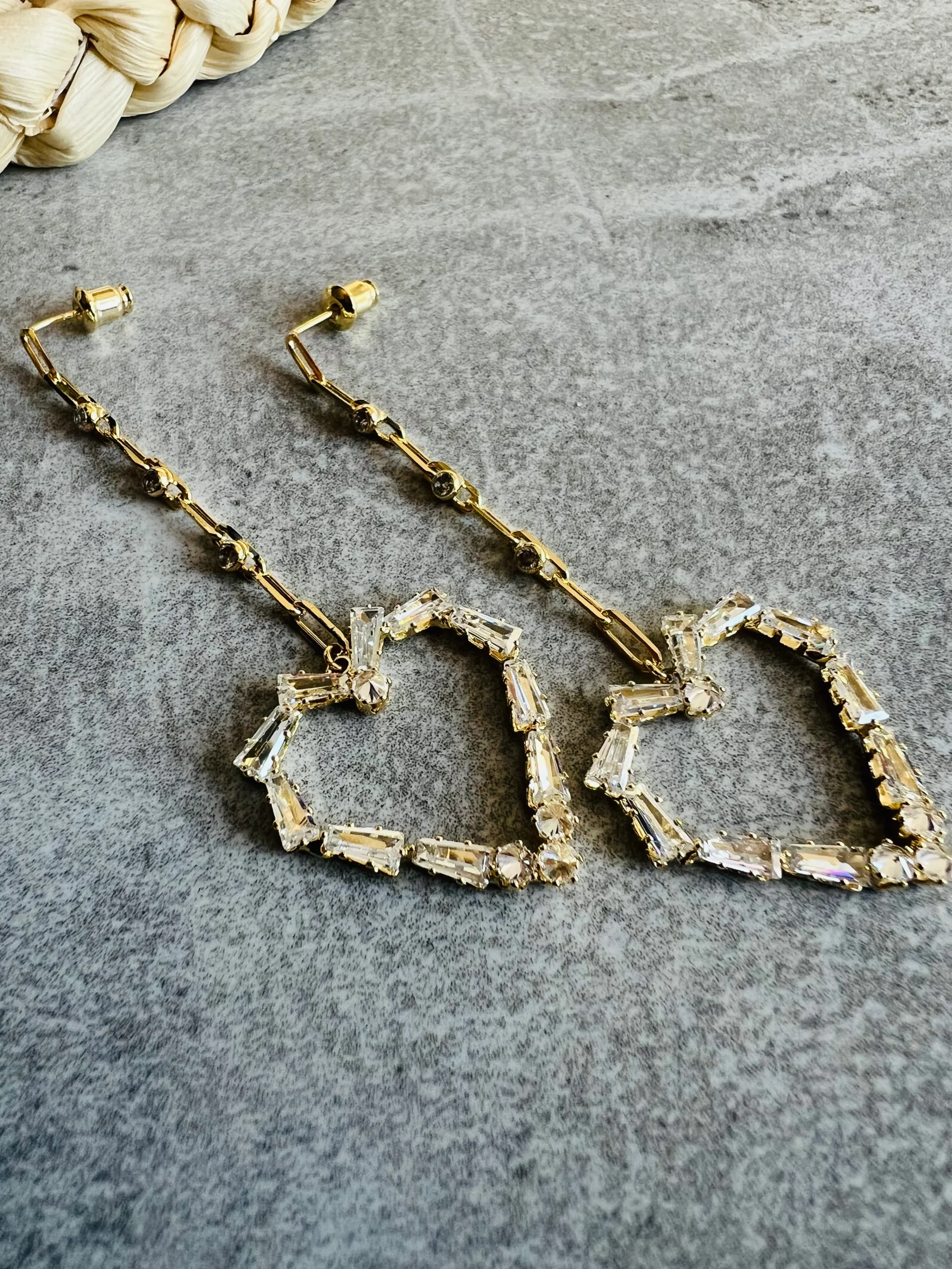 Boucles d’oreilles pendantes MERYLE cœurs strass – Image 5