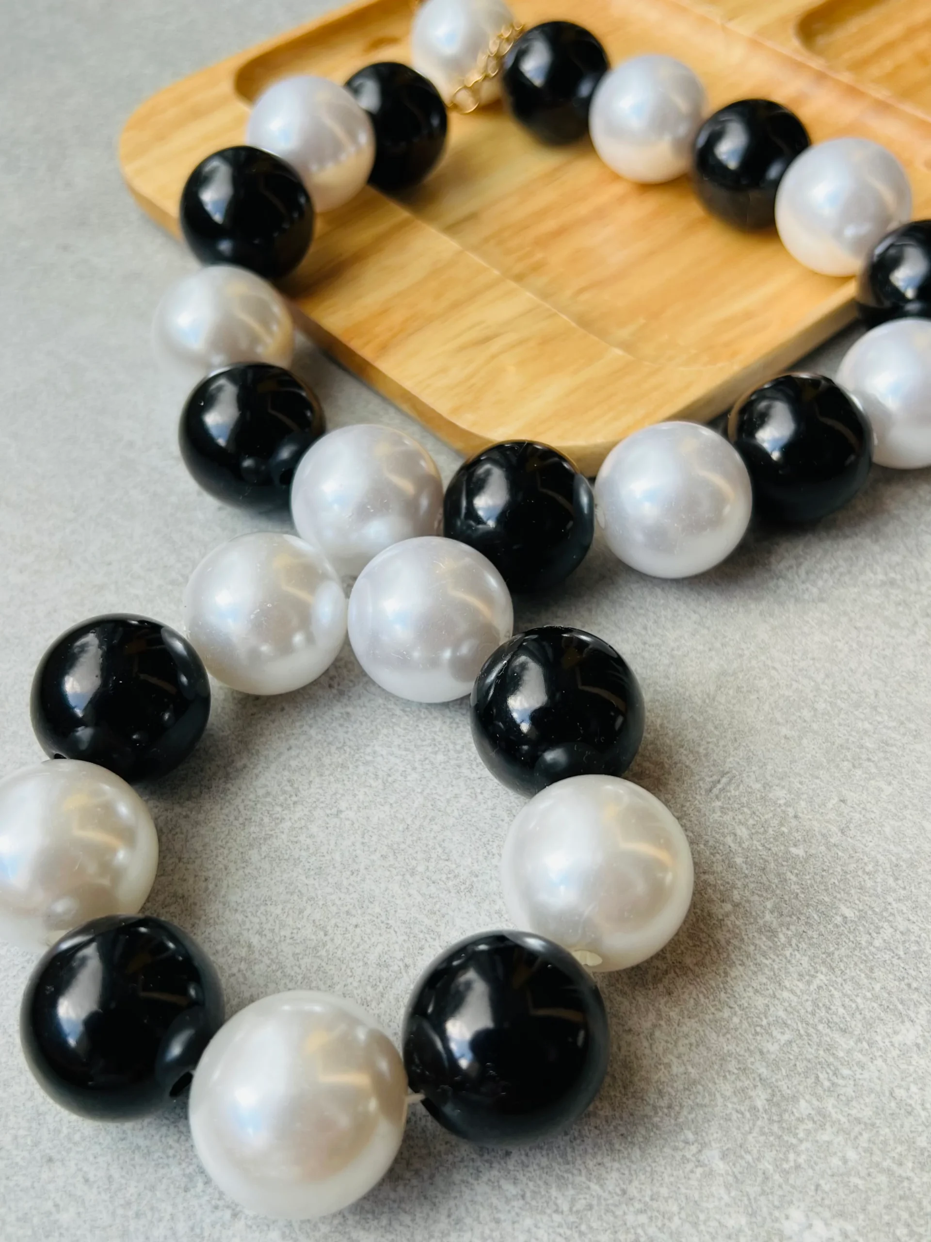 Parure BRITTANY perles noires et blanches – Image 4