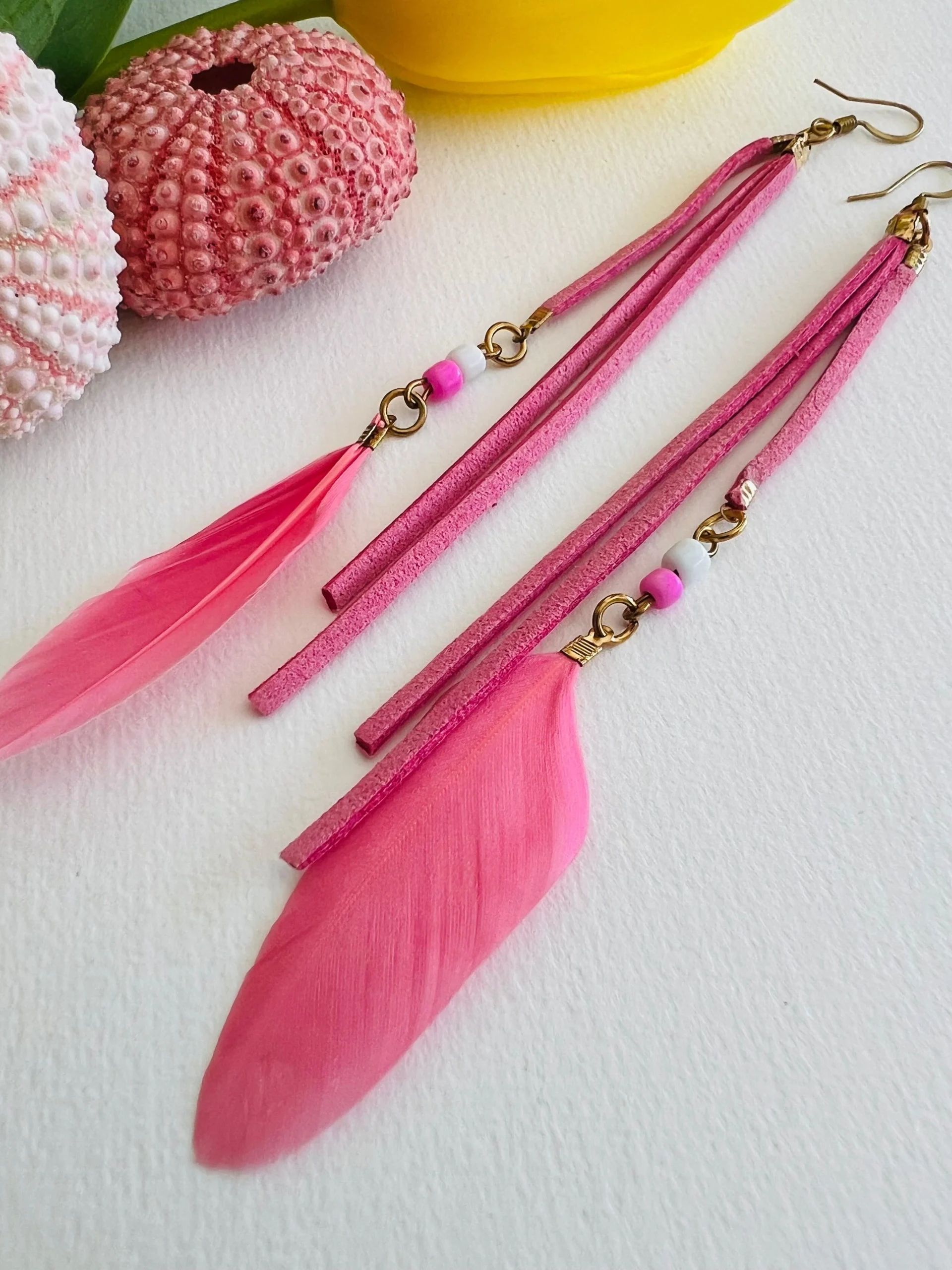 Boucles d’oreilles longues DEVA plumes roses – Image 2