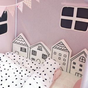Tour de lit pour bébé en forme de maisons minimalistes