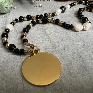 Collier sautoir CAROL ANNE perles noires et pendentif doré