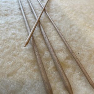 Aiguilles à tricoter en bois – droites 40 cm