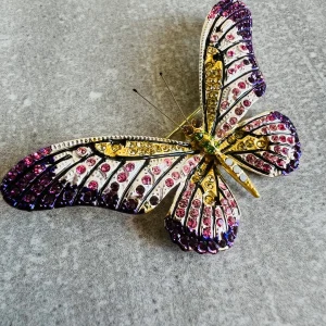 Broche CHARLYN grand papillon strass blanc et violet