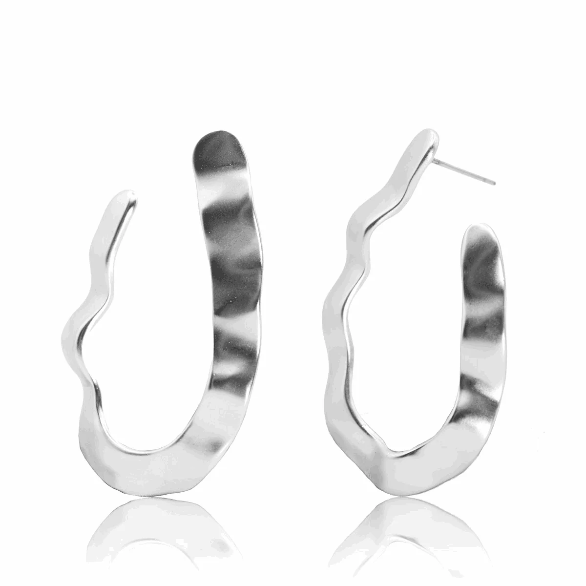 E68005 Boucles d'oreilles créoles frontales forme libre - Karine Sultan – Image 2