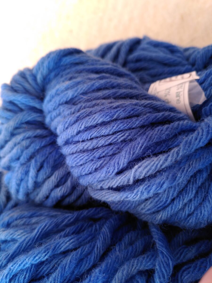 Écheveau Bleu pervenche – 10 brins – super bulky – aiguilles +-10-12 – Image 2