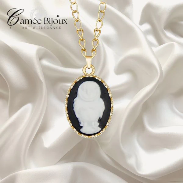 Collier Pendentif Camée "Chouette Élégante"