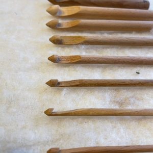 Crochet en bois fabriqué à la main