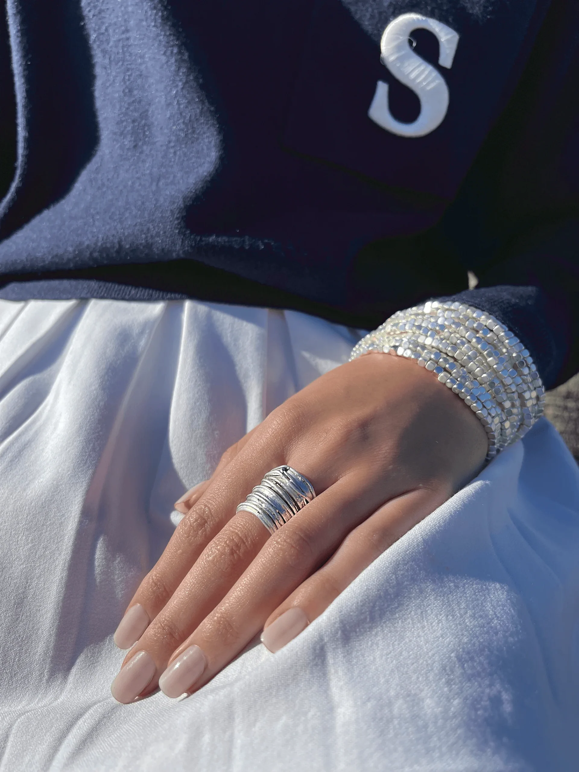 R66602 Bague Ruban Brossé - Karine Sultan – Image 3