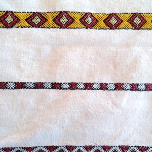 Tapis berbère tissé à motifs en bandes