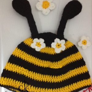 Bonnet abeille avec fleur blanc au crochet Hand-Made