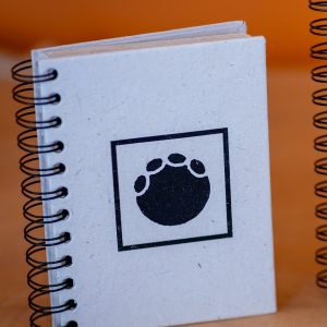 Carnet à spirale en crotte d’éléphant – motif empreinte