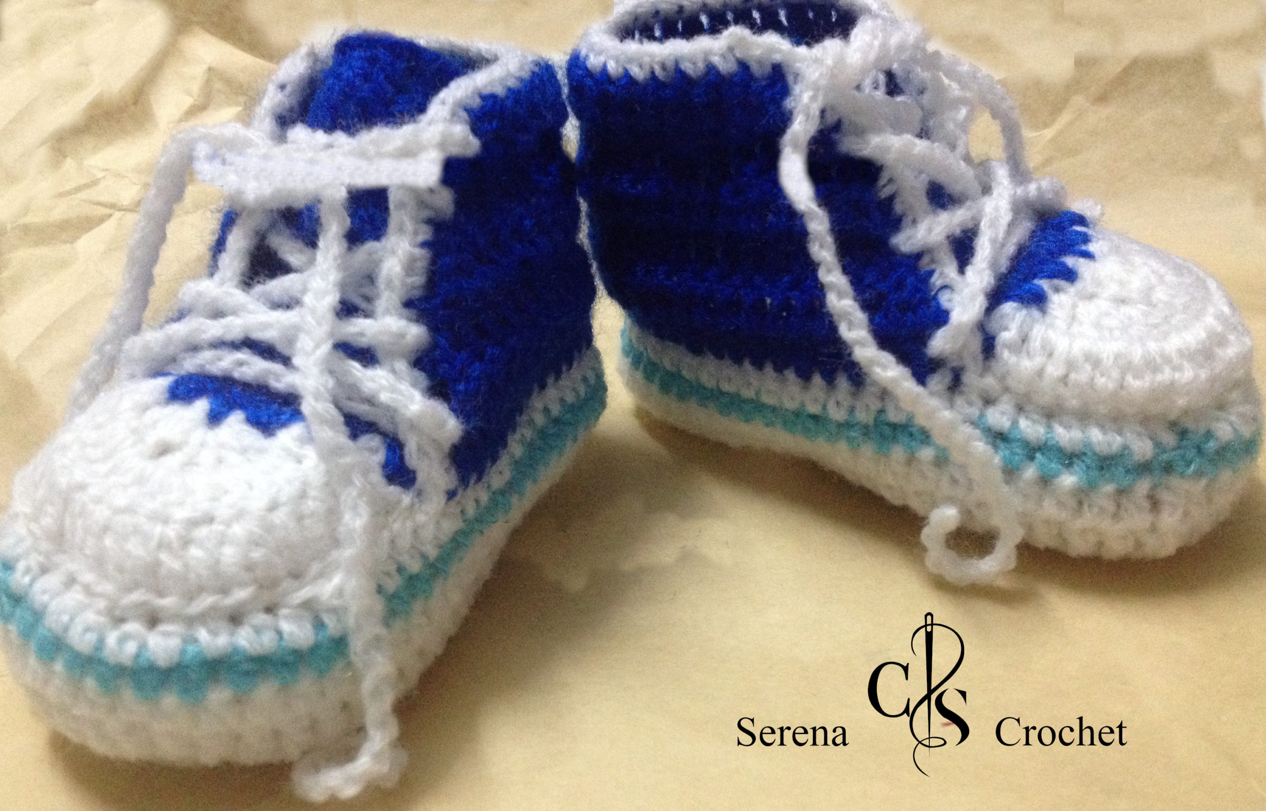 Converses bleu et blanc avec arc blanc au crochet – Image 8