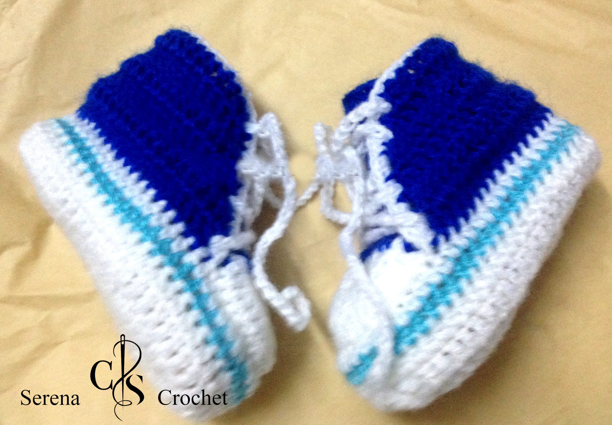 Converses bleu et blanc avec arc blanc au crochet – Image 5