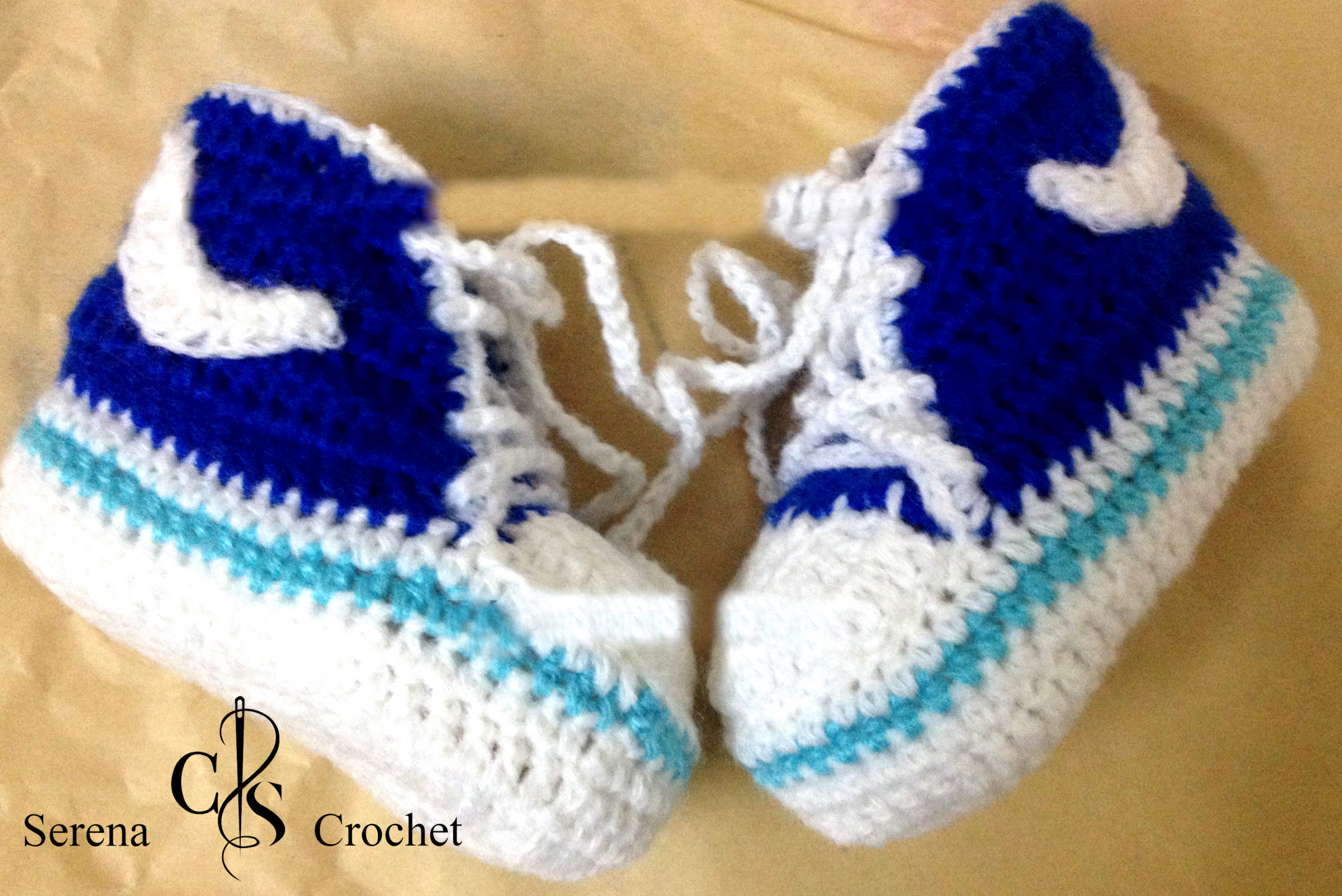 Converses bleu et blanc avec arc blanc au crochet – Image 4