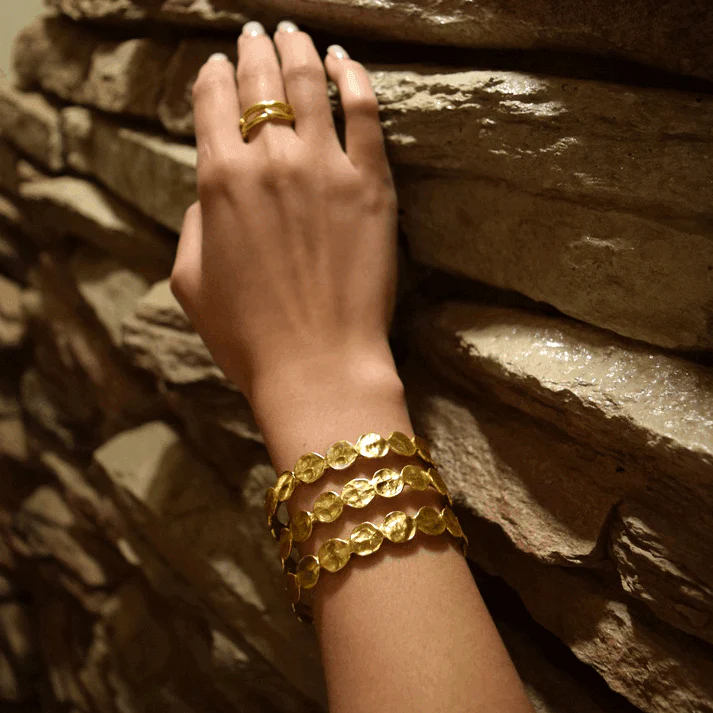 B70721 Bracelet manchette mini pièce - Karine Sultan – Image 6