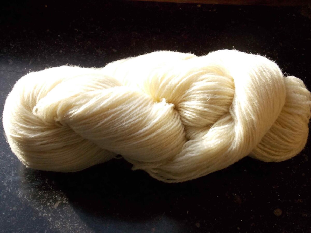 Echeveau écru naturel – worsted – 4 brins aiguilles +- 5,5 – Image 2