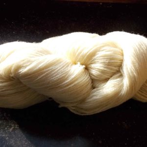 Echeveau écru naturel – worsted – 4 brins aiguilles +- 5,5