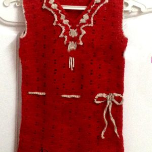 Robe écru et rouge au crochet